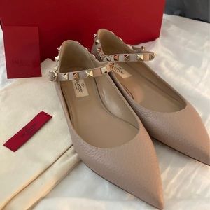 SOLD❤️Brand new Valentino flats with straps ❤️SOLD